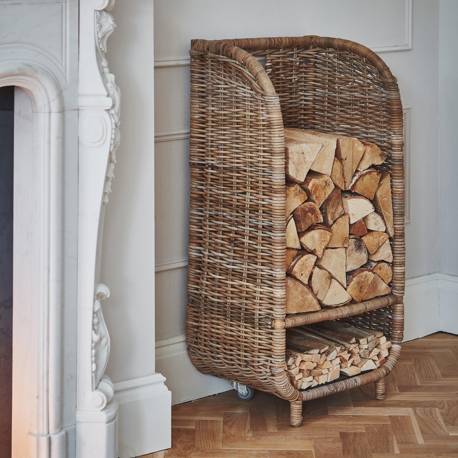 Chariot à bûches en rotin naturel avec étagère pour petit bois