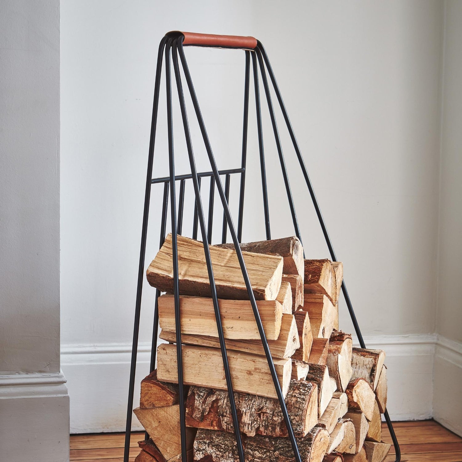 Chariot à bûches contemporain avec poignée en cuir