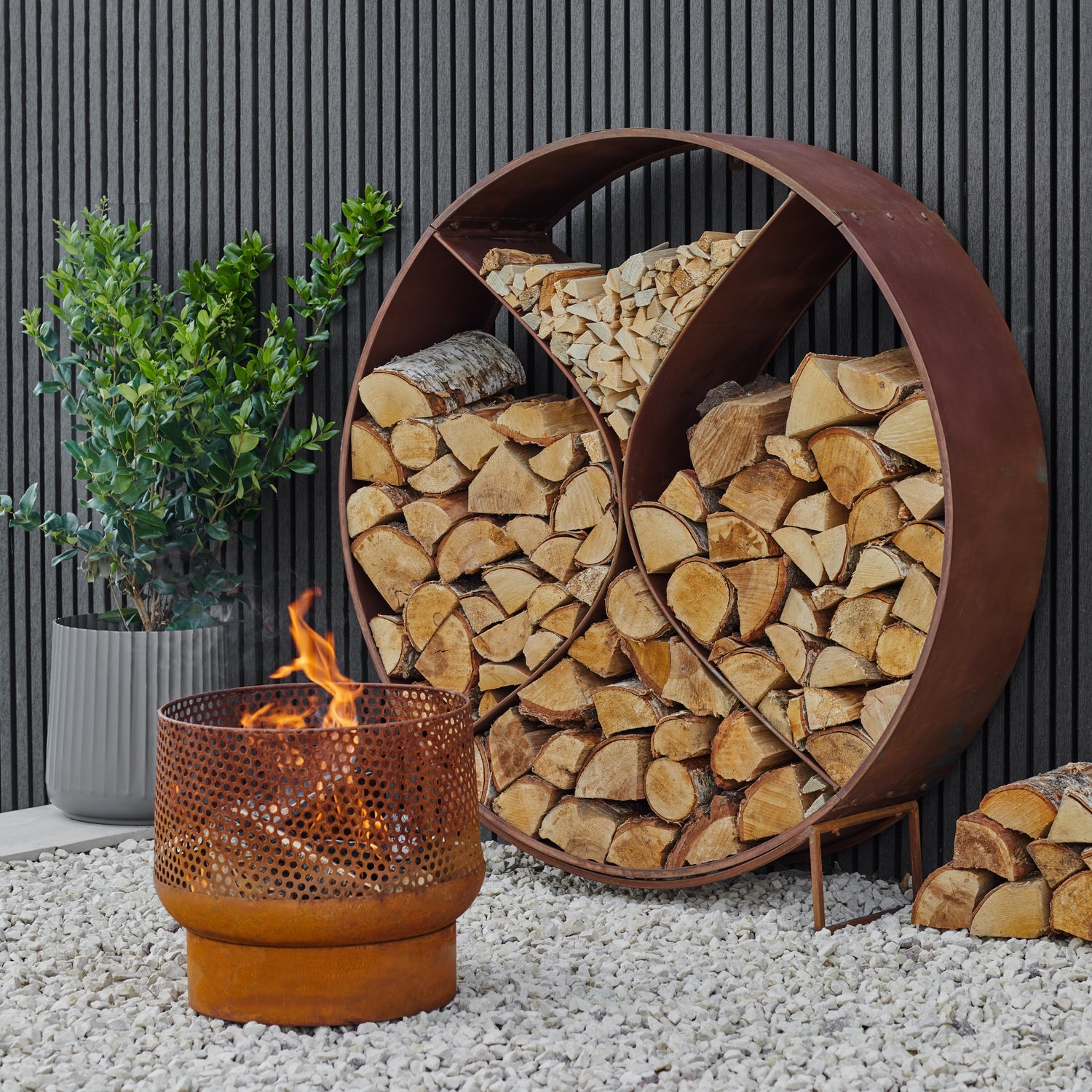 Cercle de stockage de bûches sculpturales rouille naturelle