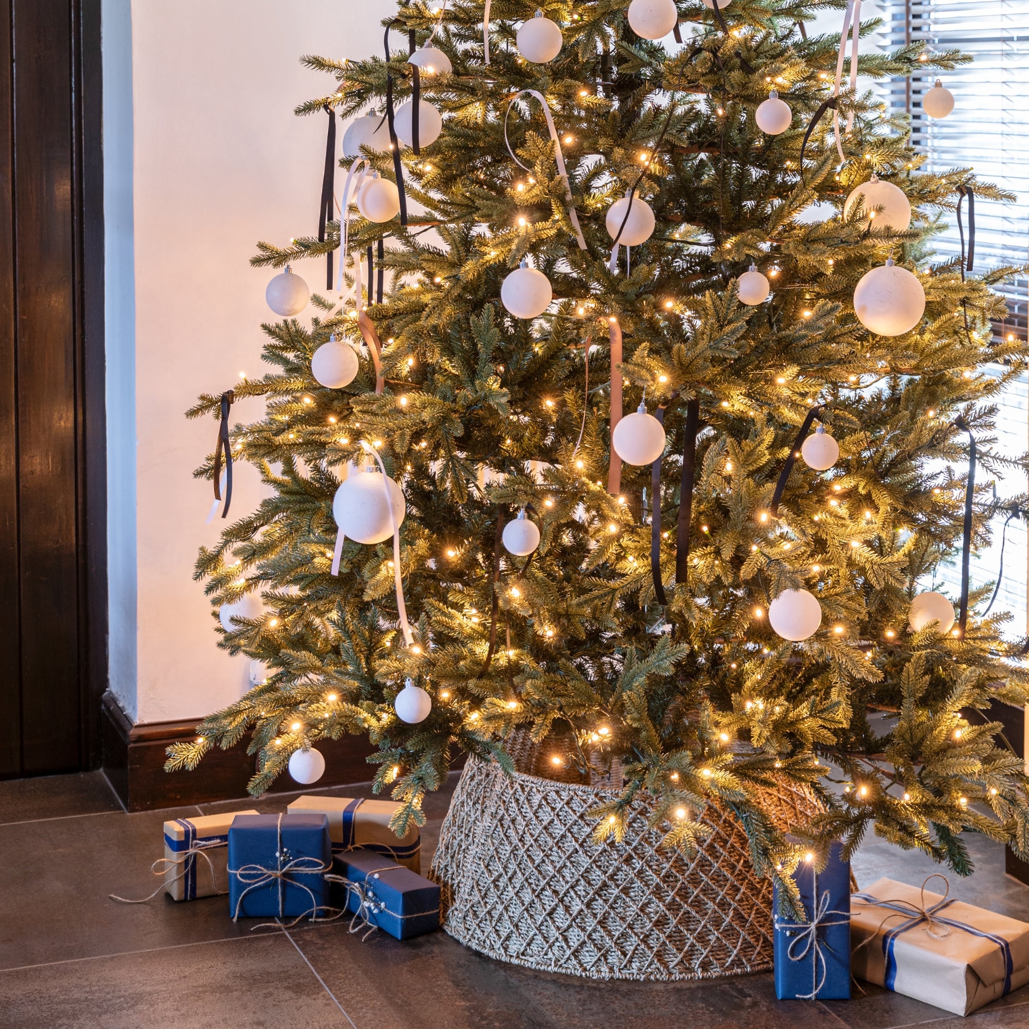 Round Foldable Diamond Wicker Tree Skirt