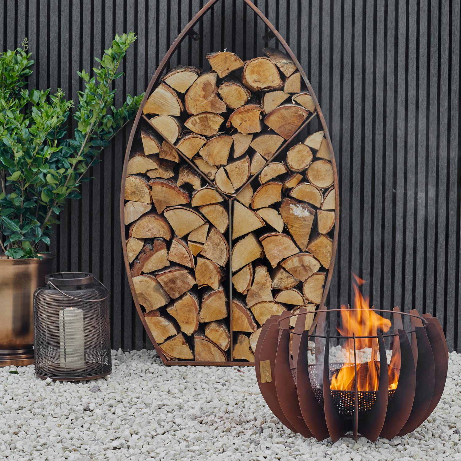 Outdoor Solis Fire Pit ruosteessa