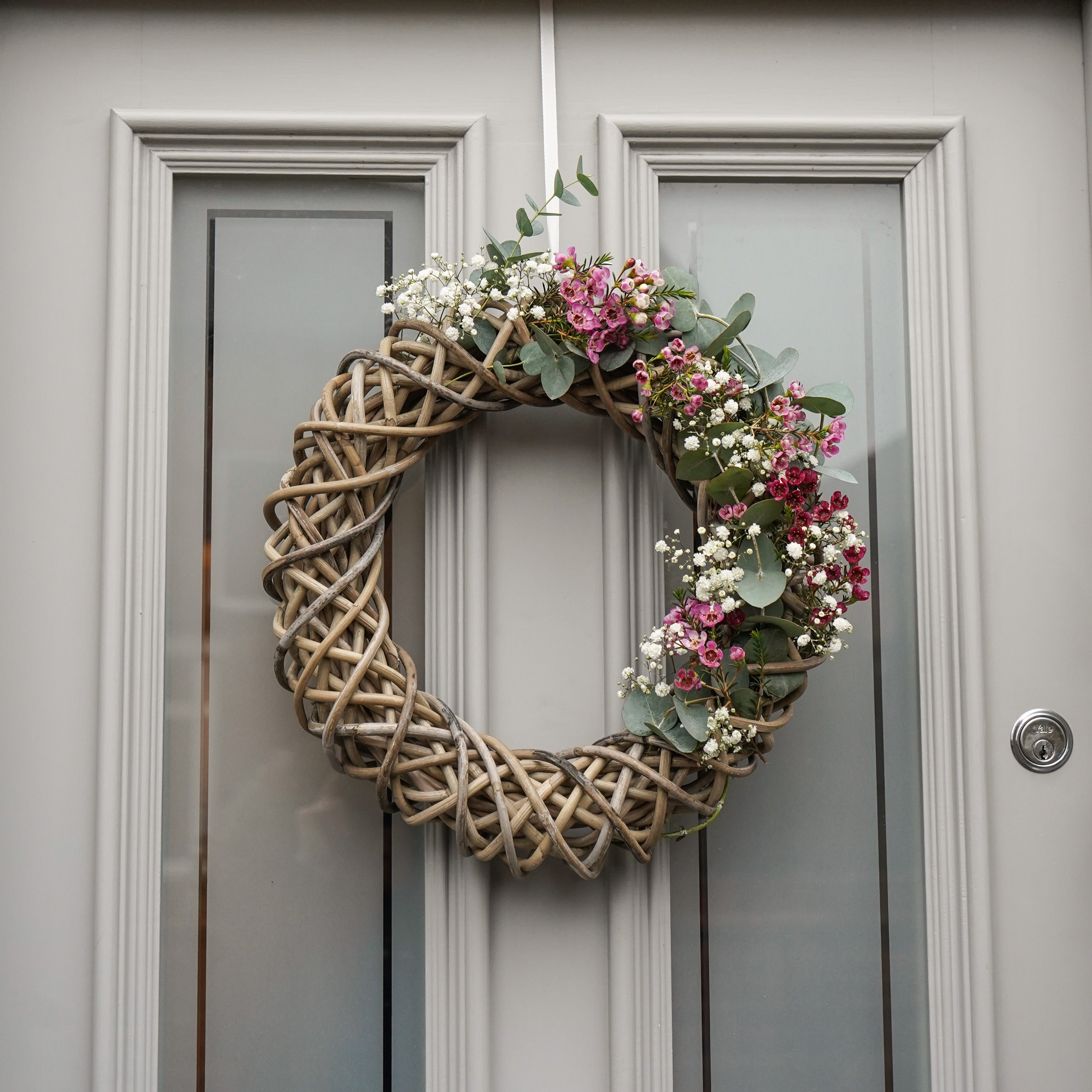 How to Decorate a Rattan Wreath: Stunning Ideas for Every Season