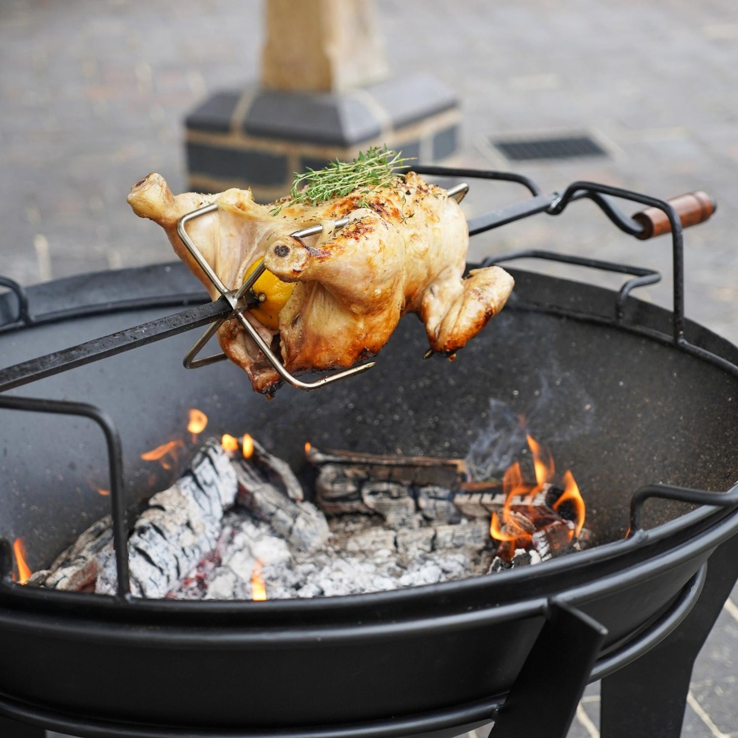 Outdoor Metal Kendal Firebowl jalustalla mustana