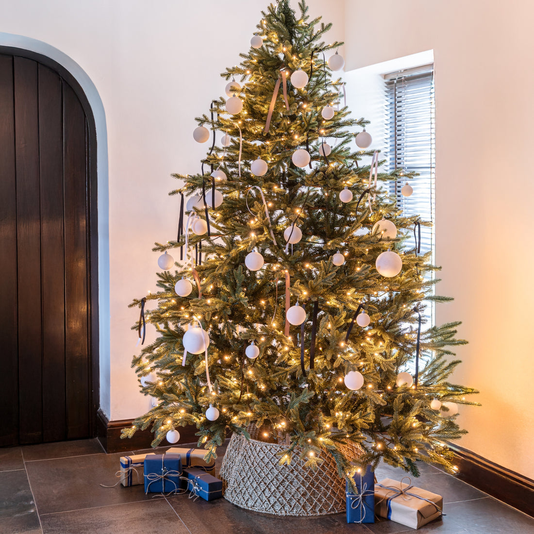 Round Foldable Diamond Wicker Tree Skirt
