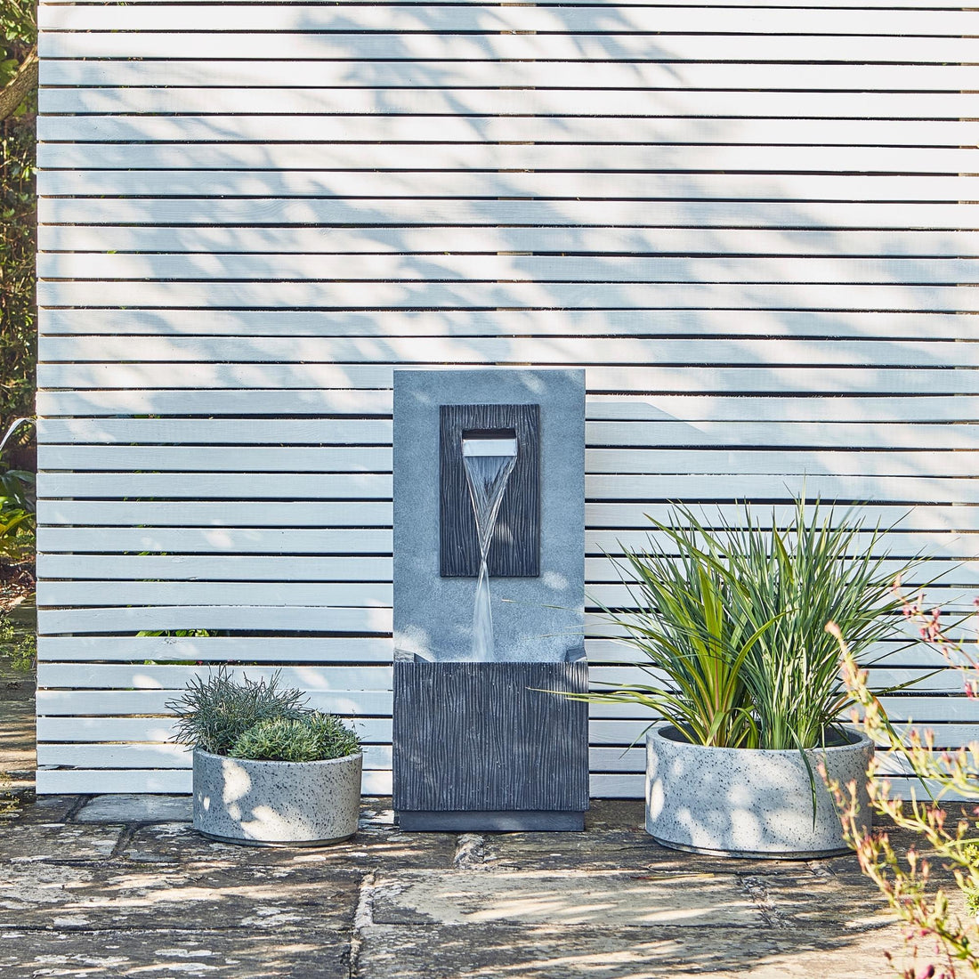 Outdoor Contemporary Water Feature Sementti